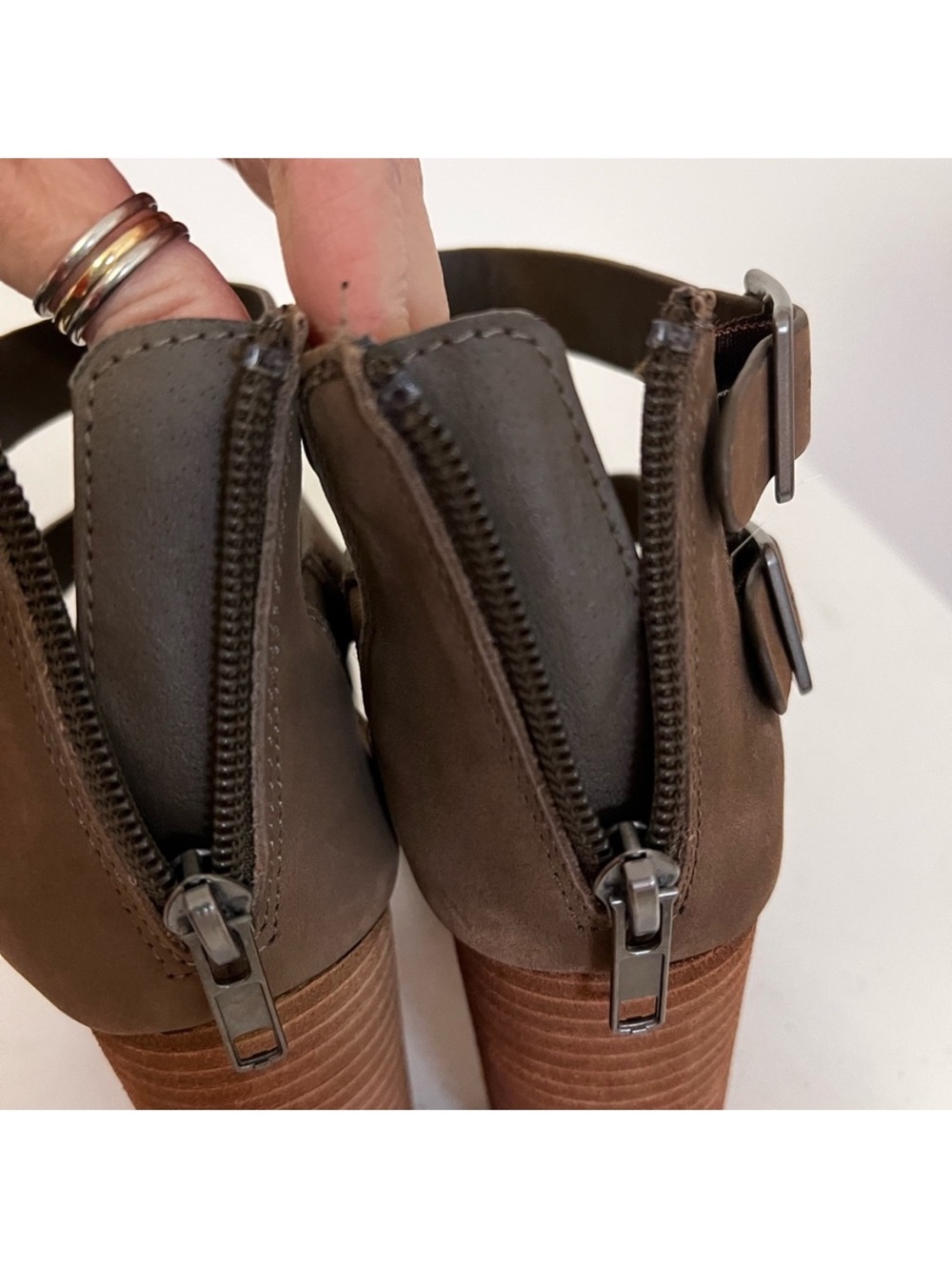 Steve Madden size 7.5 4in chunky heel only worn once ankle strap - Picture 6 of 9